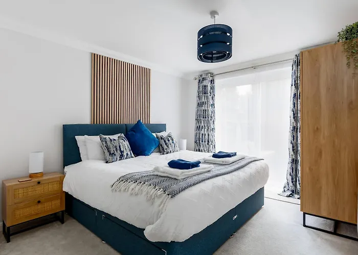 Modern, Comfy Town Centre Gem, Near Beach, Parking